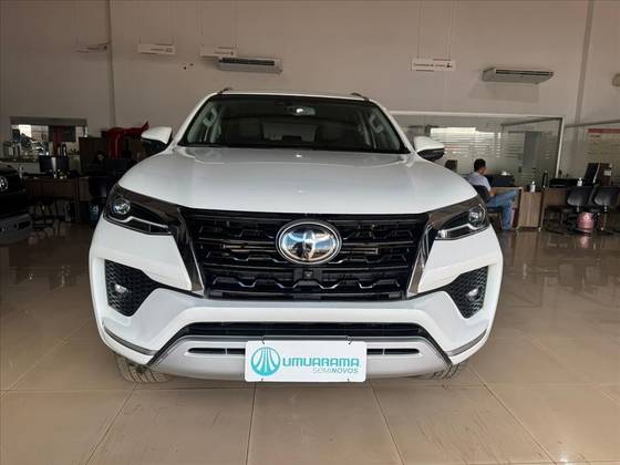 TOYOTA HILUX SW4 2.8 D-4D TURBO DIESEL SRX 7L 4X4 AUTOMÁTICO